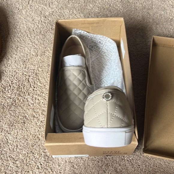 New in box Steve Madden slip on tennis shoes - Picture 4 of 6
